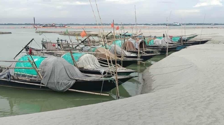 ভরা মৌসুমেও পদ্মায় মিলছে না প্রত্যাশিত ইলিশ, হতাশ জেলেরা ভরা মৌসুমেও পদ্মায় মিলছে না প্রত্যাশিত ইলিশ, হতাশ জেলেরা