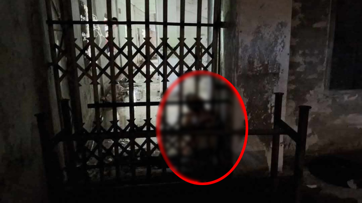 স্টেডিয়ামের গ্যালারির নিচে থেকে কিশোরের লাশ উদ্ধার স্টেডিয়ামের গ্যালারির নিচে থেকে কিশোরের লাশ উদ্ধার