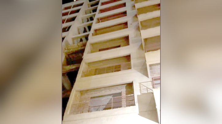 নির্মাণাধীন ভবনের ৯ তলা থেকে পড়ে তিন শ্রমিকের মৃত্যু নির্মাণাধীন ভবনের ৯ তলা থেকে পড়ে তিন শ্রমিকের মৃত্যু