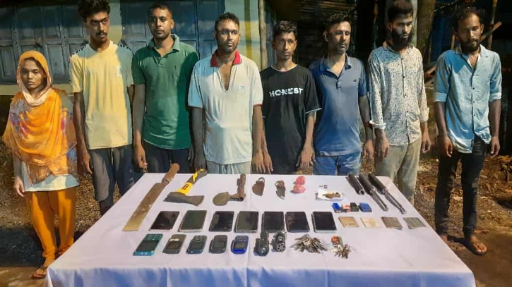 বাগেরহাটে সেনাবাহিনীর অভিযানে অস্ত্র ও মাদকসহ আটক ৮ বাগেরহাটে সেনাবাহিনীর অভিযানে অস্ত্র ও মাদকসহ আটক ৮