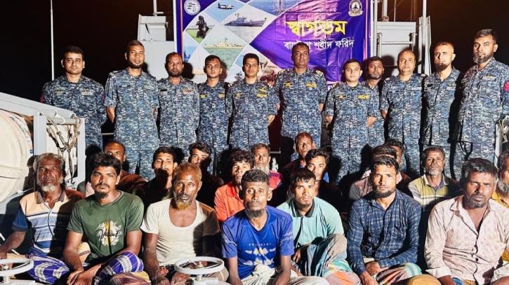 সাগরে চারদিন ভাসমান মাছ ধরার ট্রলার থেকে ১৮ জেলে উদ্ধার সাগরে চারদিন ভাসমান মাছ ধরার ট্রলার থেকে ১৮ জেলে উদ্ধার