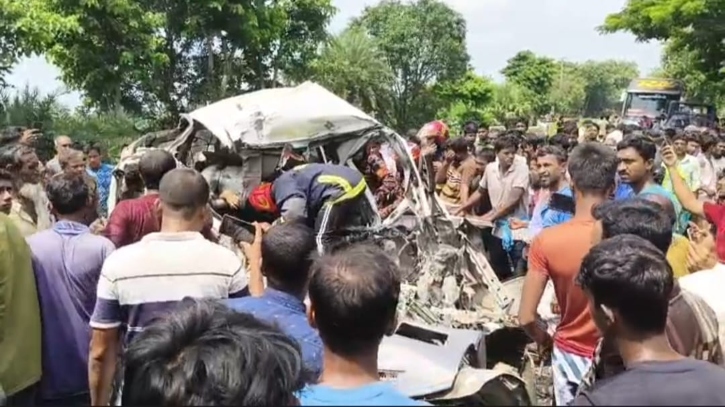 মাইক্রোবাসের চাকা ফেটে ট্রাকের মুখোমুখি সংঘর্ষ, নিহত ৬ মাইক্রোবাসের চাকা ফেটে ট্রাকের মুখোমুখি সংঘর্ষ, নিহত ৬