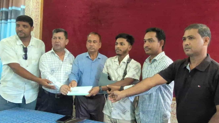 গুলিবিদ্ধ জুলাই যোদ্ধাকে খাগড়াছড়ি প্রেসক্লাবের সহায়তা গুলিবিদ্ধ জুলাই যোদ্ধাকে খাগড়াছড়ি প্রেসক্লাবের সহায়তা