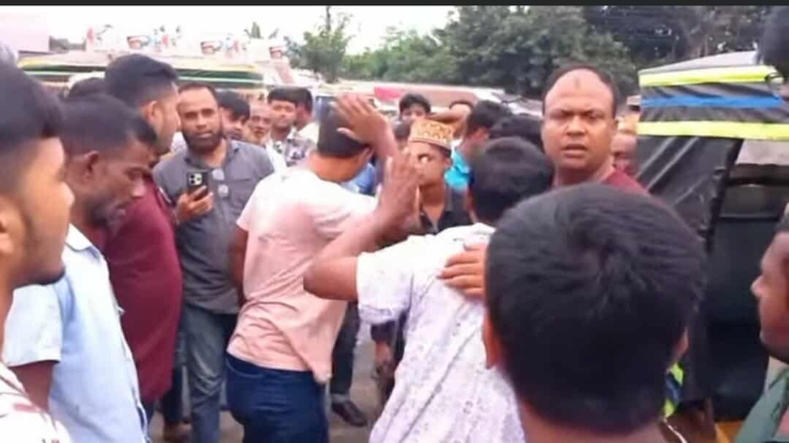 যশোরে হামলায় সিআইডি পুলিশের ৪ সদস্য আহত যশোরে হামলায় সিআইডি পুলিশের ৪ সদস্য আহত