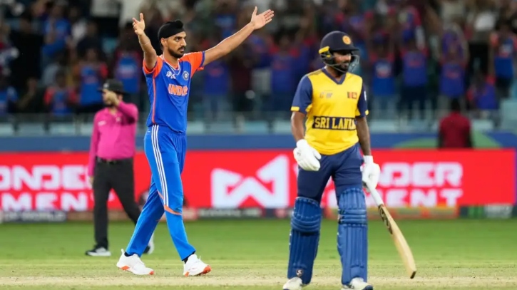 শ্বাসরুদ্ধকর নিয়ম রক্ষার খেলা, সুপার ওভারে হারলো শ্রীলঙ্কা