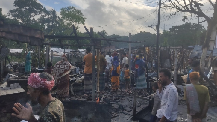 তালায় অগ্নিকাণ্ডে ৮ দোকান পুড়ে ছাই তালায় অগ্নিকাণ্ডে ৮ দোকান পুড়ে ছাই