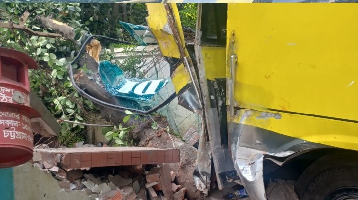 পুলিশ সদস্যদের বহনকারী বাসে দুর্ঘটনা, আহত ২০ পুলিশ সদস্যদের বহনকারী বাসে দুর্ঘটনা, আহত ২০