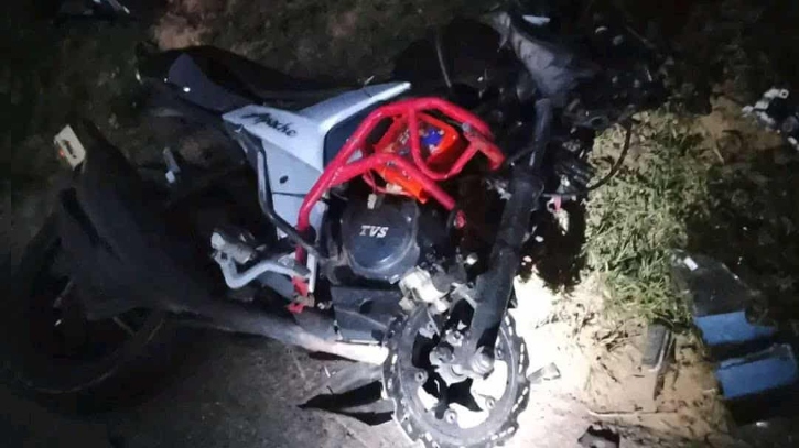 মিনিট্রাকের ধাক্কায় দুমড়ে মুচড়ে গেলো মোটরসাইকেল, না ফেরার দেশে তাসিব মিনিট্রাকের ধাক্কায় দুমড়ে মুচড়ে গেলো মোটরসাইকেল, না ফেরার দেশে তাসিব