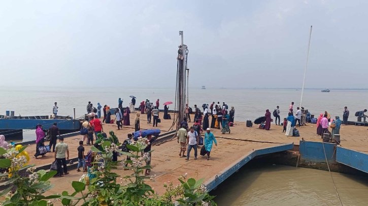 ঈদযাত্রার শেষ মুহূর্তে পাটুরিয়ায় ফেরি সংকট, যানবাহনের দীর্ঘ সারি