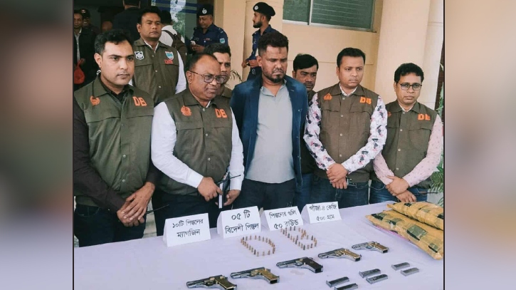 পাঁচ বিদেশি পিস্তল ও তাজা গুলিসহ অস্ত্র ব্যবসায়ী আটক