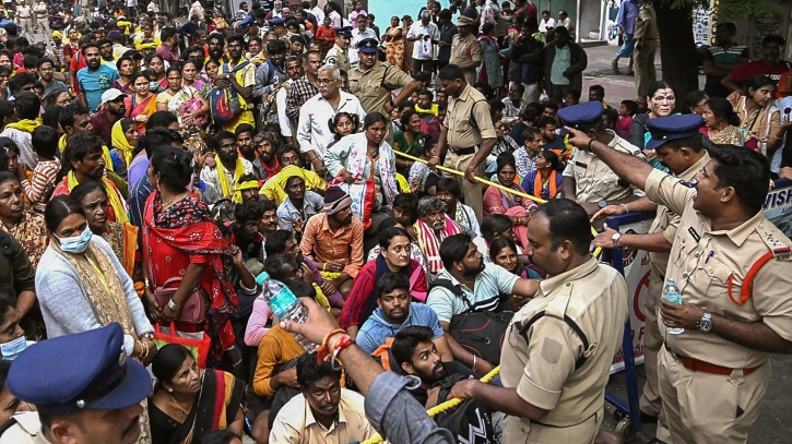 ভারতে পবিত্র দিন পালন করতে গিয়ে পদদলিত হয়ে ১০ জনের প্রাণহানি ভারতে পবিত্র দিন পালন করতে গিয়ে পদদলিত হয়ে ১০ জনের প্রাণহানি