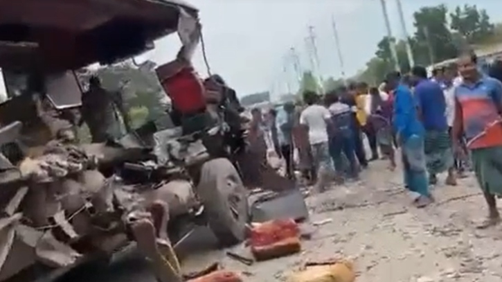 দুই বাসের মুখোমুখি সংঘর্ষে নিহত ৩, আহত ২০