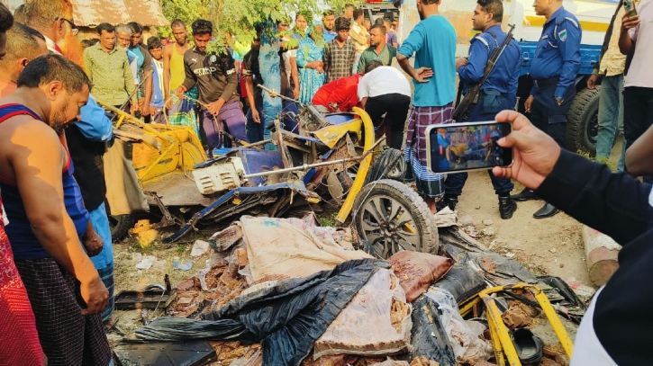 ইজিবাইকে ধাক্কা দিয়ে উল্টে গেলো বাস; নিহত ১, আহত ১৪