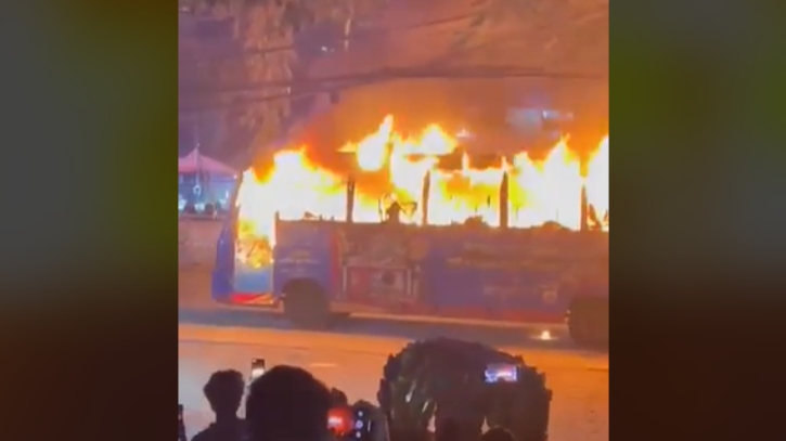 রাজধানীতে চলন্ত বাসে আগুন