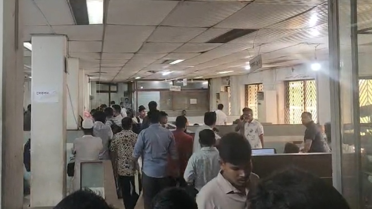 শাটডাউন কর্মসূচি প্রত্যাহারে কর্মচাঞ্চল্য ফিরেছে চট্টগ্রাম কাস্টমস ও বন্দরে শাটডাউন কর্মসূচি প্রত্যাহারে কর্মচাঞ্চল্য ফিরেছে চট্টগ্রাম কাস্টমস ও বন্দরে
