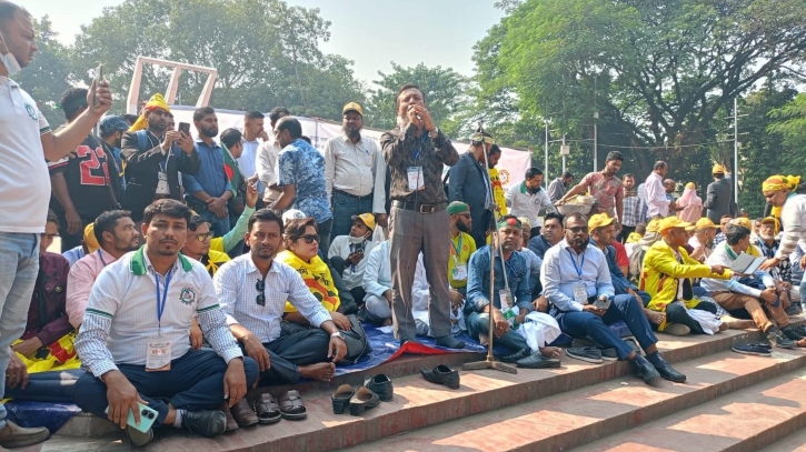 দ্বিতীয় দিনে শহীদ মিনারে স্বাস্থ্য সহকারীদের অবস্থান, সারাদেশে বন্ধ টিকাদান