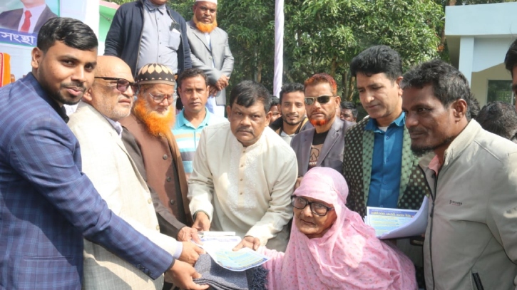 চন্দ্রমোহনে বিএনপি নেতা আবু নাসের’র শীতবস্ত্র বিতরণ চন্দ্রমোহনে বিএনপি নেতা আবু নাসের’র শীতবস্ত্র বিতরণ