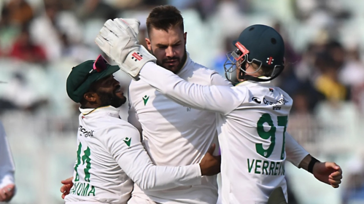 নিজের ফাঁদে কুপোকাত ভারত, ১৫ বছর পর জয়ের স্বাদ প্রোটিয়াদের নিজের ফাঁদে কুপোকাত ভারত, ১৫ বছর পর জয়ের স্বাদ প্রোটিয়াদের