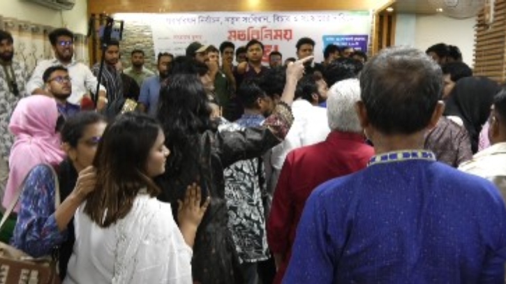 একে অপরকে ‘চাঁদাবাজ’ আখ্যা দিয়ে হট্টগোল, খুলনায় এনসিপির সভা পণ্ড
