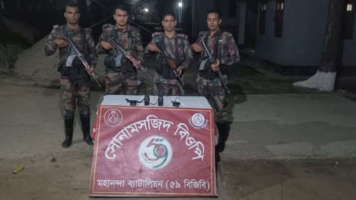 সোনামসজিদ সীমান্তে ভারতীয় ওয়াকিটকি জব্দ সোনামসজিদ সীমান্তে ভারতীয় ওয়াকিটকি জব্দ