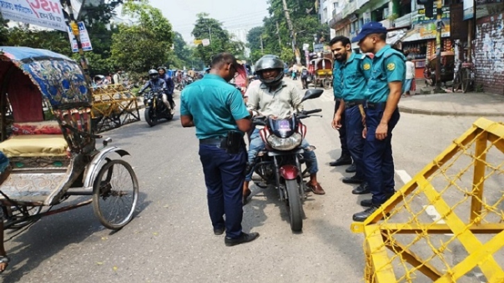 ট্রাফিক আইন লঙ্ঘনে ১৯২৯ মামলা, ৭৫ লক্ষাধিক টাকা জরিমানা ট্রাফিক আইন লঙ্ঘনে ১৯২৯ মামলা, ৭৫ লক্ষাধিক টাকা জরিমানা