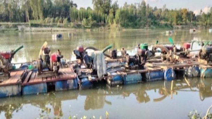 অবৈধভাবে বালু তোলায় ৩৭ ড্রেজার মেশিন জব্দ অবৈধভাবে বালু তোলায় ৩৭ ড্রেজার মেশিন জব্দ