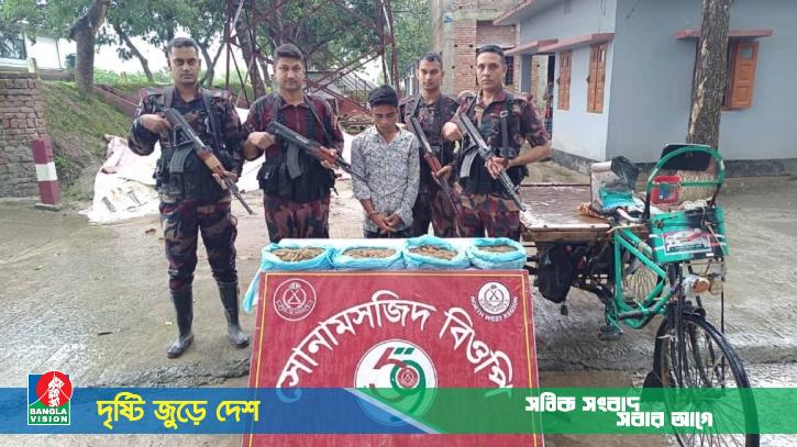 চাঁপাইনবাবগঞ্জ সীমান্তে সাড়ে ৩ কেজি ভারতীয় গাঁজা উদ্ধার