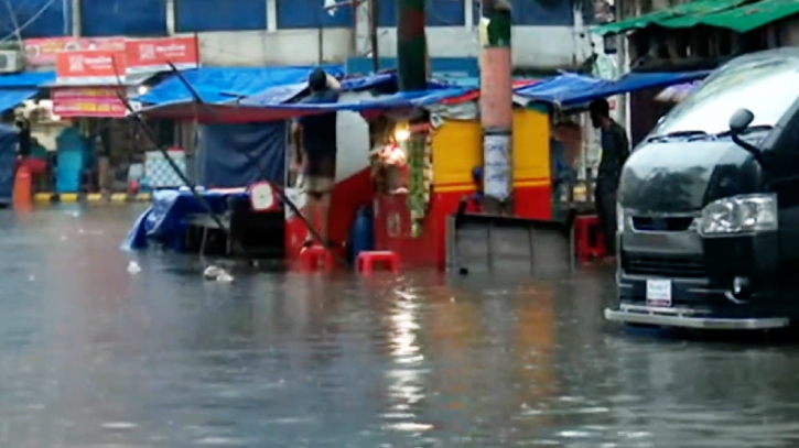 চট্টগ্রামে টানা বৃষ্টিতে বেশ কিছু এলাকায় হাঁটু পানি চট্টগ্রামে টানা বৃষ্টিতে বেশ কিছু এলাকায় হাঁটু পানি