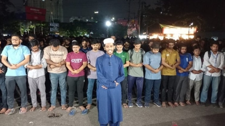 অন্তর্বর্তী সরকারের প্রতীকী ‘গায়েবানা জানাজা’ পড়লেন চুয়েট শিক্ষার্থীরা অন্তর্বর্তী সরকারের প্রতীকী ‘গায়েবানা জানাজা’ পড়লেন চুয়েট শিক্ষার্থীরা