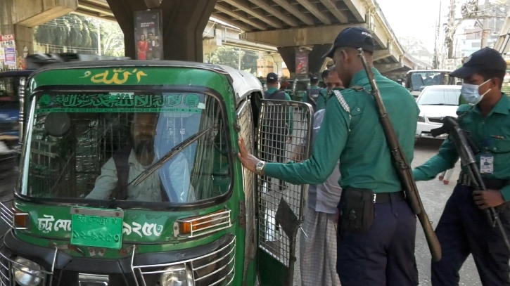 নিষিদ্ধ আওয়ামী লীগের ডাকা লকডাউনে চট্টগ্রামের জনজীবন স্বাভাবিক