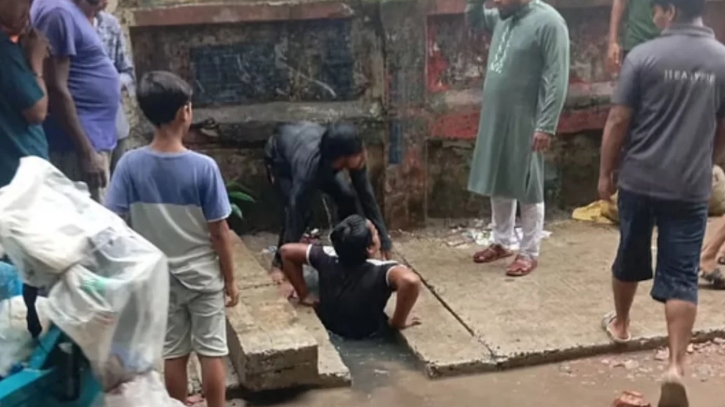 চট্টগ্রামে ১৪ ঘণ্টা পর চাক্তাই খাল থেকে শিশুর মরদেহ উদ্ধার
