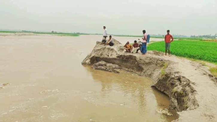 তিস্তায় বাড়ছে পানি, ভাঙছে নদীর পার তিস্তায় বাড়ছে পানি, ভাঙছে নদীর পার