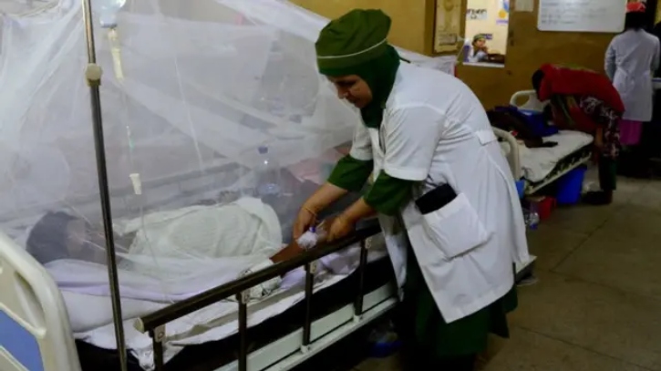 ডেঙ্গুতে আরও দুইজনের প্রাণহানি, হাসপাতালে ৯৬৪ জন    ডেঙ্গুতে আরও দুইজনের প্রাণহানি, হাসপাতালে ৯৬৪ জন