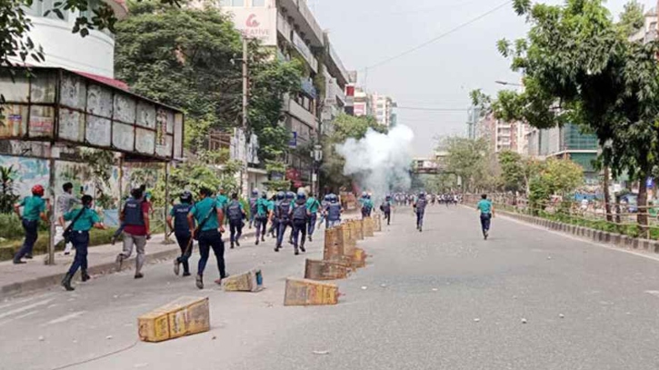ধানমন্ডি আইডিয়াল কলেজের শিক্ষার্থীদের সঙ্গে পুলিশের সংঘর্ষ ধানমন্ডি আইডিয়াল কলেজের শিক্ষার্থীদের সঙ্গে পুলিশের সংঘর্ষ