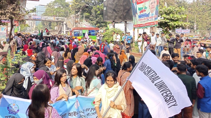 অধ্যাদেশ জারির দাবিতে সাইন্সল্যাব মোড়ে শিক্ষার্থীদের অবরোধ