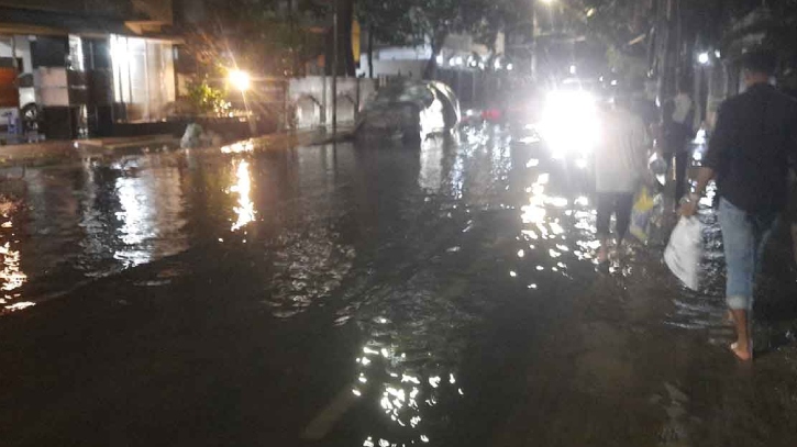 কার্তিকের বৃষ্টিতে ডুবলো ঢাকা, জলাবদ্ধতায় দুর্ভোগ কার্তিকের বৃষ্টিতে ডুবলো ঢাকা, জলাবদ্ধতায় দুর্ভোগ