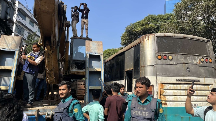 ধানমন্ডি ৩২ নম্বরের বাড়ি ভেঙে মাঠ বানাতে নেওয়া হচ্ছে দুটি বুলডোজার