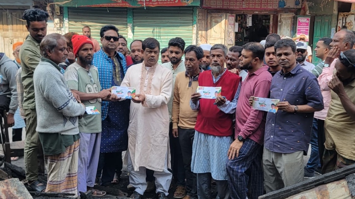 অগ্নিকাণ্ডে ক্ষতিগ্রস্তদের পাশে দাঁড়ালেন বিএনপি নেতা রহমাতুল্লাহ