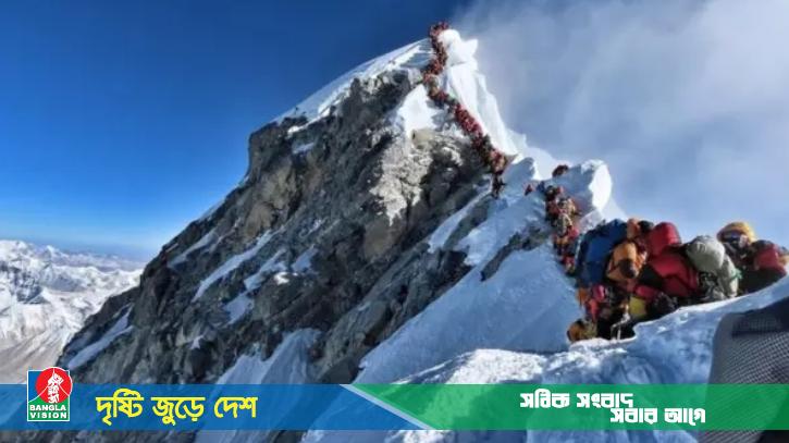 মাউন্ট এভারেস্টে ভয়াবহ দুর্যোগের কবলে পাঁচ শতাধিক পর্বতারোহী