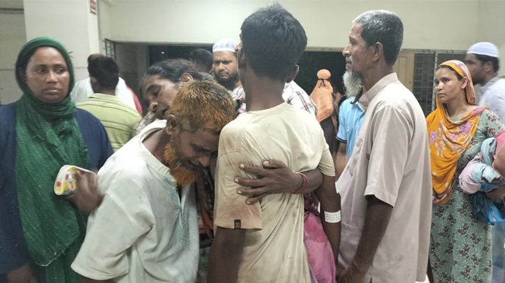 ফরিদপুরে টর্চ জ্বালিয়ে দুই গ্রুপের সংঘর্ষে নিহত ১, আহত ৩৫ ফরিদপুরে টর্চ জ্বালিয়ে দুই গ্রুপের সংঘর্ষে নিহত ১, আহত ৩৫