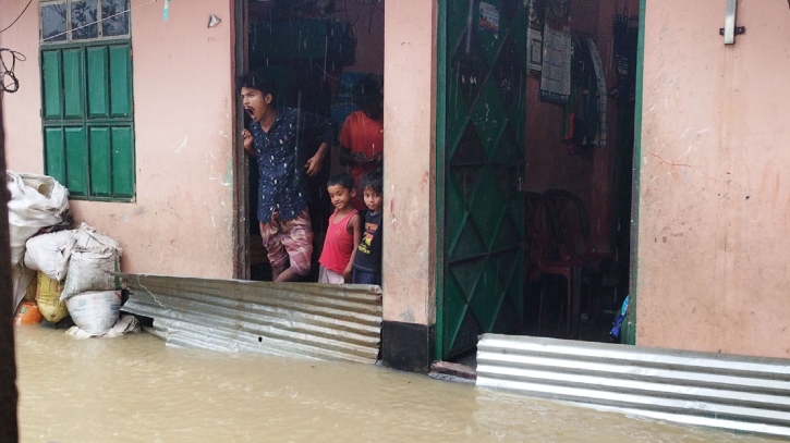 ২৪ ঘণ্টা পার হলেও প্রশাসনের সহায়তা মেলেনি ফেনীর দুর্গত এলাকায় ২৪ ঘণ্টা পার হলেও প্রশাসনের সহায়তা মেলেনি ফেনীর দুর্গত এলাকায়