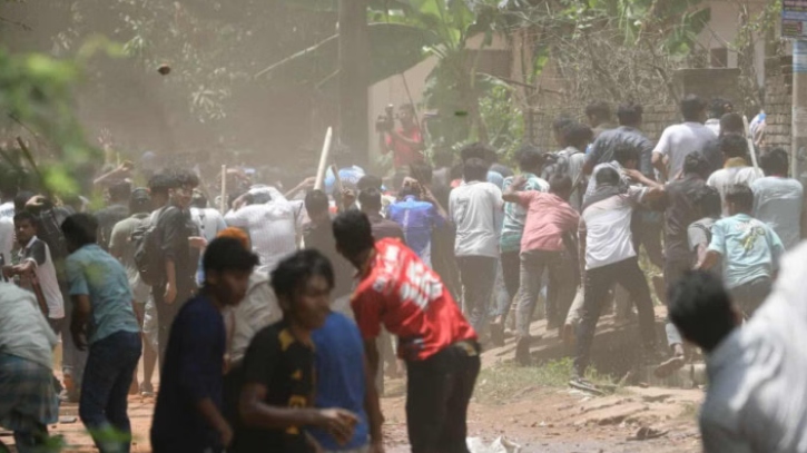রাতের পর দুপুরেও চবিতে দফায় দফায় হামলা রাতের পর দুপুরেও চবিতে দফায় দফায় হামলা