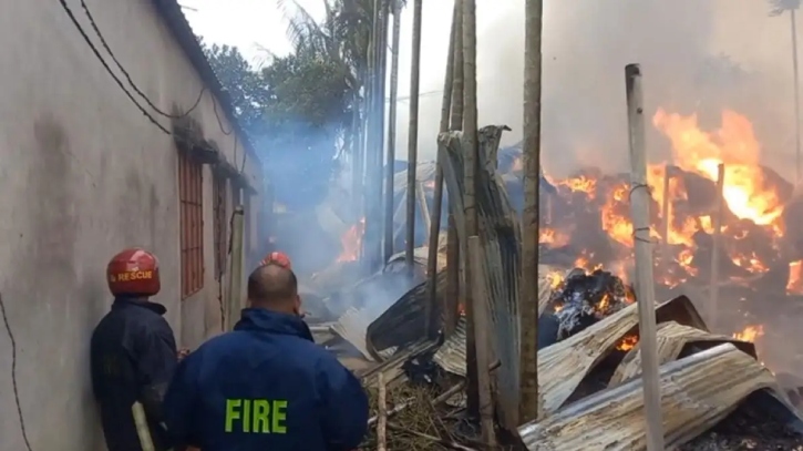 গাজীপুরে ঝুটের গোডাউনে আগুন, দুই ঘণ্টার প্রচেষ্টায় নিয়ন্ত্রণে 