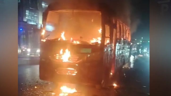 এবার গাজীপুরে যাত্রীবাহী চলন্ত বাসে আগুন