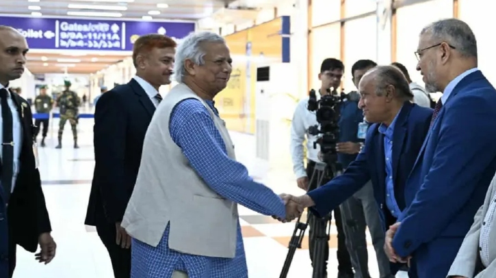 রোম সফর শেষে দেশে ফিরেছেন প্রধান উপদেষ্টা রোম সফর শেষে দেশে ফিরেছেন প্রধান উপদেষ্টা