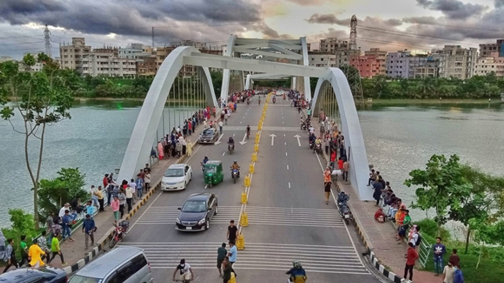 হাতিরঝিলে ককটেল বিস্ফোরণ, মোটরসাইকেলে আগুন