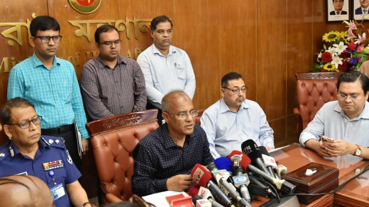 চিহ্নিত সন্ত্রাসীদের ধরতে চিরুনি অভিযান শুরু হতে পারে: স্বরাষ্ট্র উপদেষ্টা চিহ্নিত সন্ত্রাসীদের ধরতে চিরুনি অভিযান শুরু হতে পারে: স্বরাষ্ট্র উপদেষ্টা