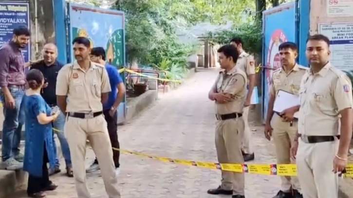 এবার নয়াদিল্লির ৩ শতাধিক স্কুলে বোমা হামলার হুমকি