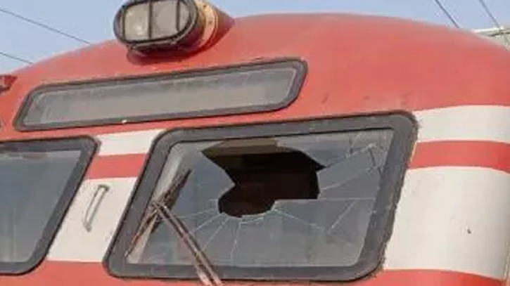 চলন্ত ট্রেনে ঈগলের ধাক্কায় লোকোমাস্টার আহত 