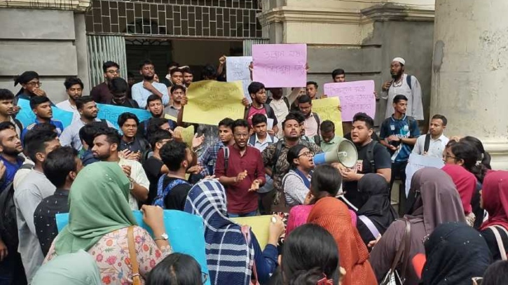 জবির দুই শিক্ষকের ওপর ছাত্রদলের হামলার প্রতিবাদে বিক্ষোভ জবির দুই শিক্ষকের ওপর ছাত্রদলের হামলার প্রতিবাদে বিক্ষোভ